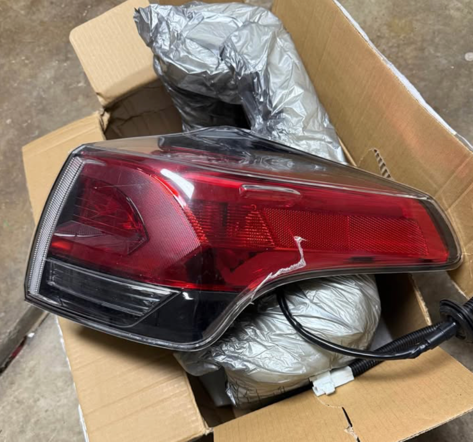 2016 to 2018 TOYOTA RAV4 TAIL LIGHT RH PASSENGER SIDE LAMP OEM